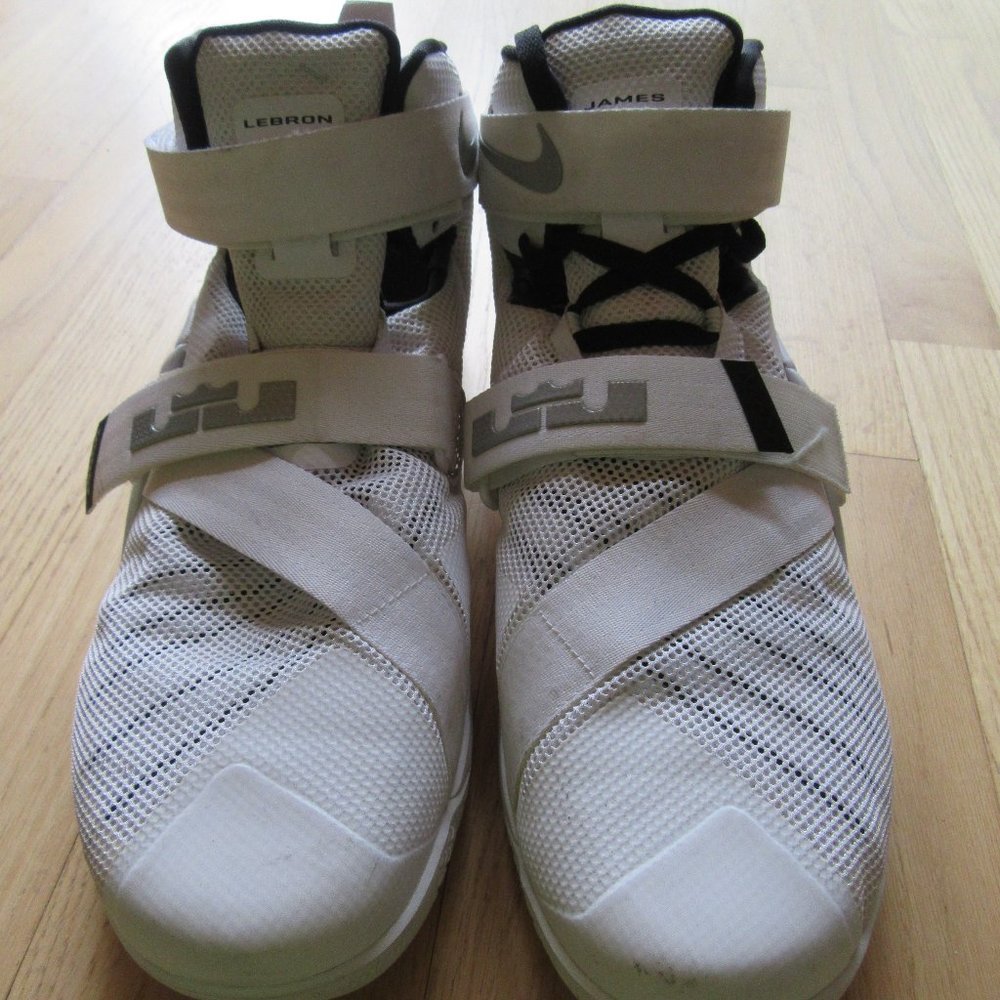 MENS NIKE LEBRON JAMES SOLDIER SNEAKERS/WHITE/SIZE 16!